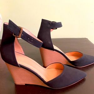 Beautiful strapped wedges. Genuine leather!
